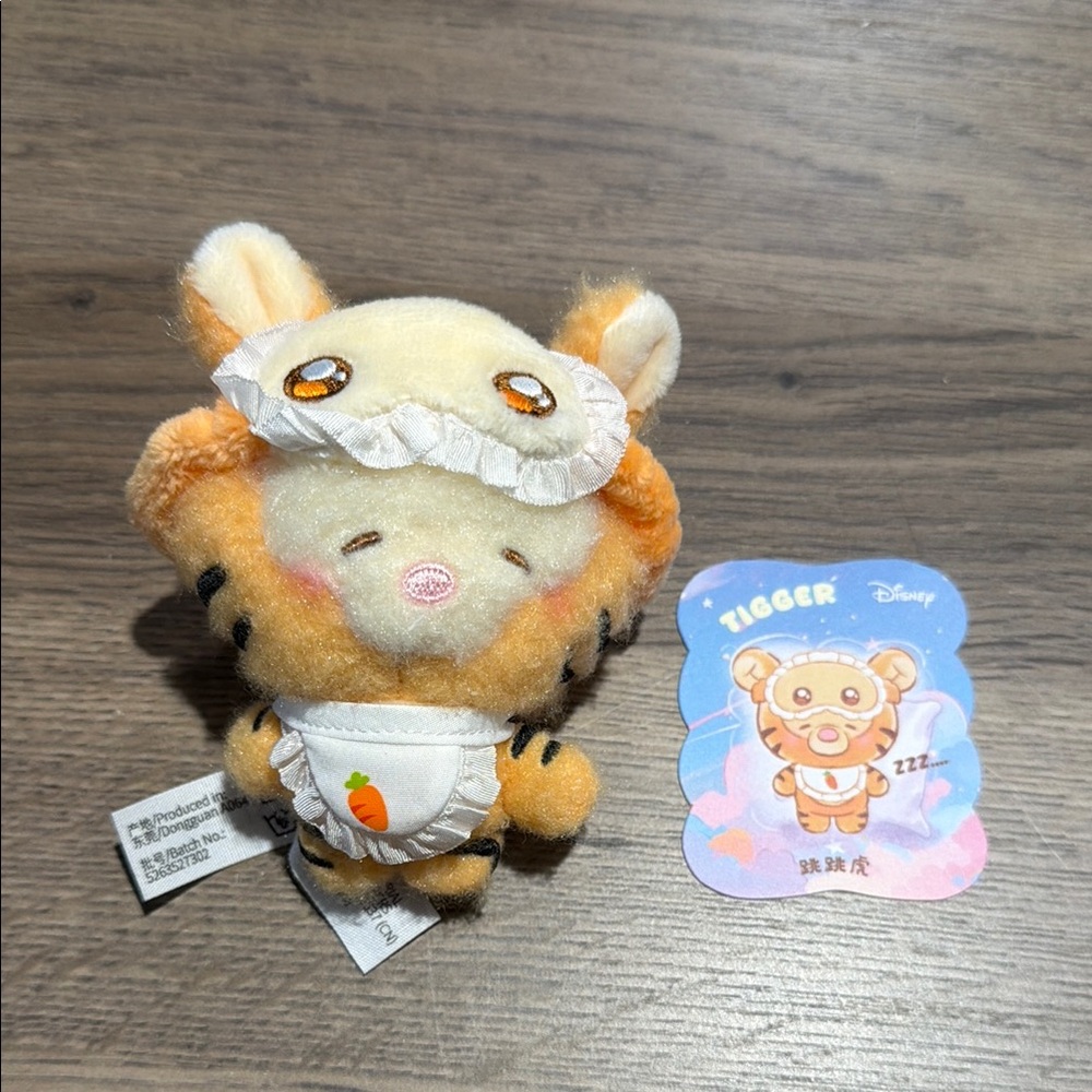 NWOT Top Toy Disney Squinting SleepWear Plush Keychain - Tiger